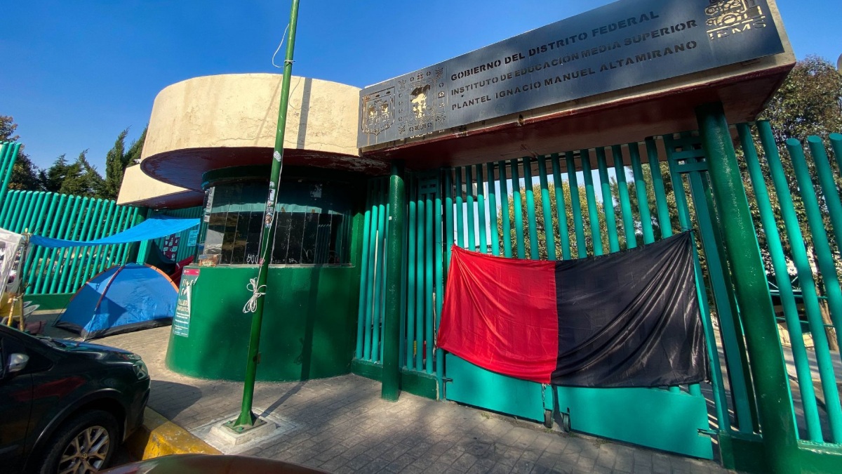 Marchas CDMX: Entrada al IEMS Ignacio Manuel Altamirano con bandera rojinegra por una huelga de docentes