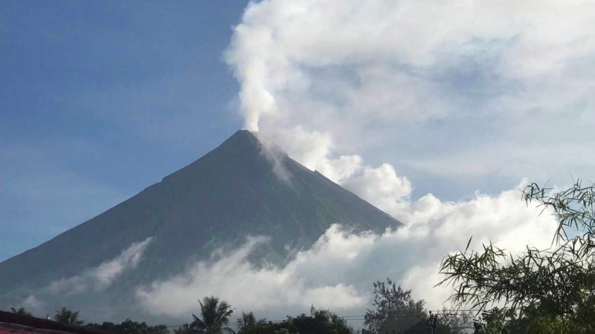 Volcán indonesio Anak Krakatoa entra en erupción